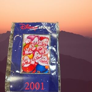 Disney Store 2001 Exclusive Commemorative-pin, 7 inch Dwarfs From Snow White.NWT